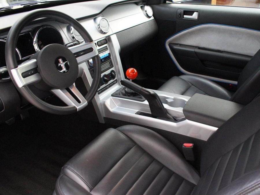 Интерьер Ford Mustang GT Supercharged by H&R 2005 года  (фото 8 из 32)
